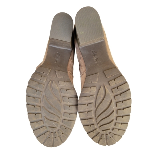 Clarks Heeled Lug Sole Suede Ankle Boot Bootie Size 9 - Picture 3 of 4